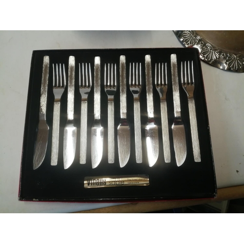 141 - Quantity of Viners Sable pattern stainless steel cutlery, some loose, some in scuffed boxed of issue... 