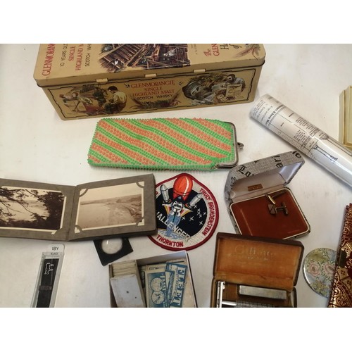 189 - Box of oddments : vintage Gillette razor with extra blades, 10 Shilling note from circ., plated ware... 