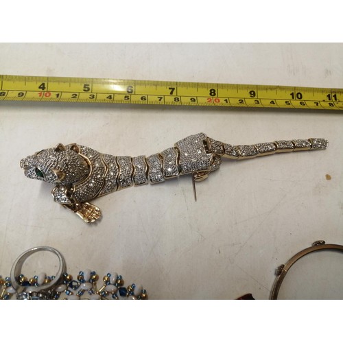 190 - Costume jewellery including articulated leopard brooch