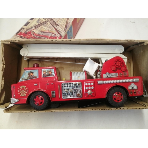 222 - Vintage SH Japanese Battery Operated tin plate Fire Engine in box of issue