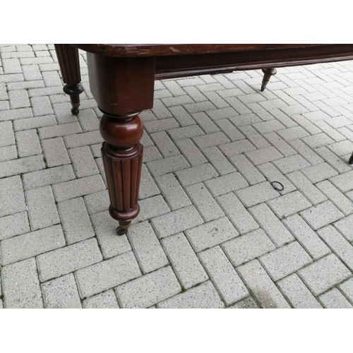 281 - Victorian mahogany extending dining table with tapering lobed legs, no leaves nor winder, 254 cms x ... 