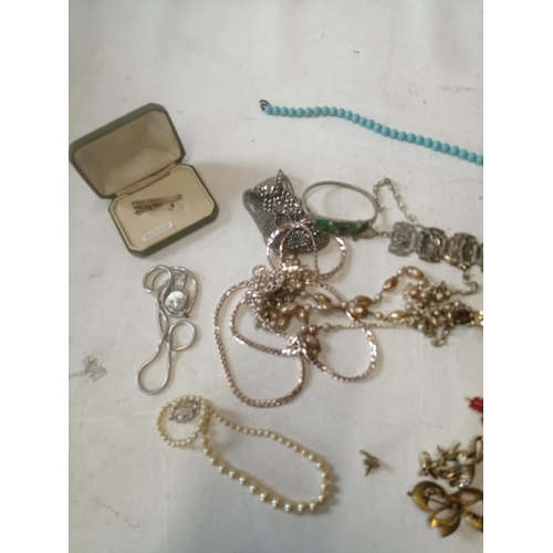 374 - Bag of assorted costume jewellery