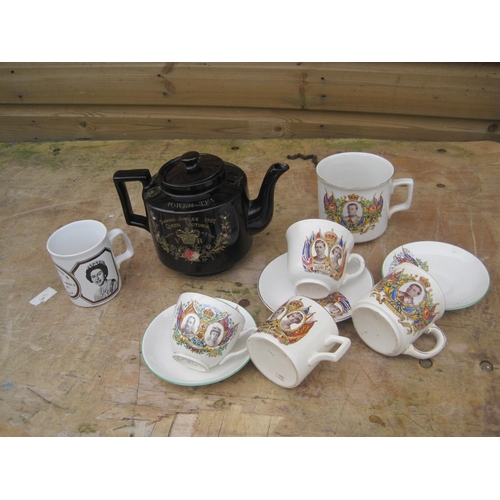 424 - Assorted commemorative ware including Tower Tea Victorian Jubilee teapot with crack