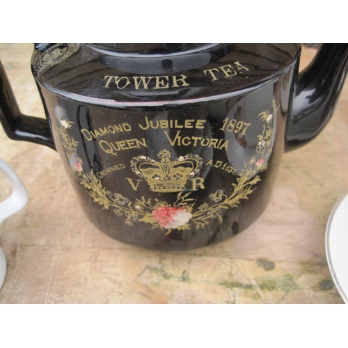 424 - Assorted commemorative ware including Tower Tea Victorian Jubilee teapot with crack