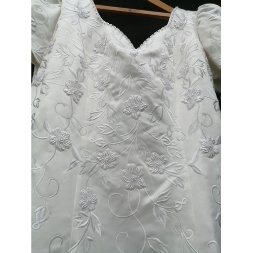 32 - Textile : Ladies wedding gown / dress, by Benjamin Roberts