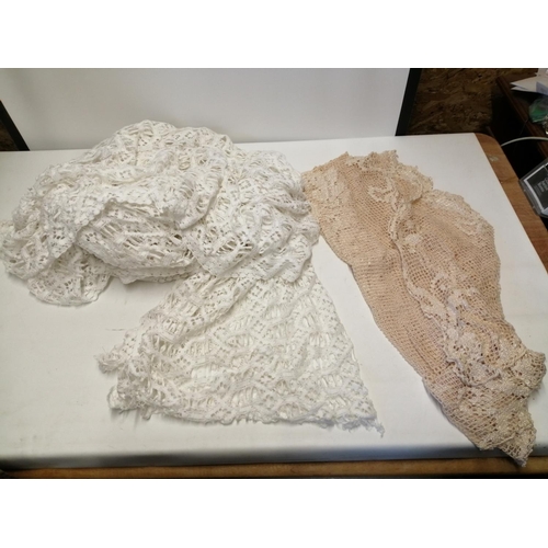 51 - 2 x vintage crochet work pieces : runner and beige table cloth