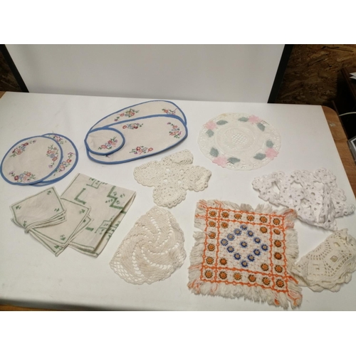 60 - Assorted table fabrics, embroidered linen in small pieces : crochet, pink lace etc.