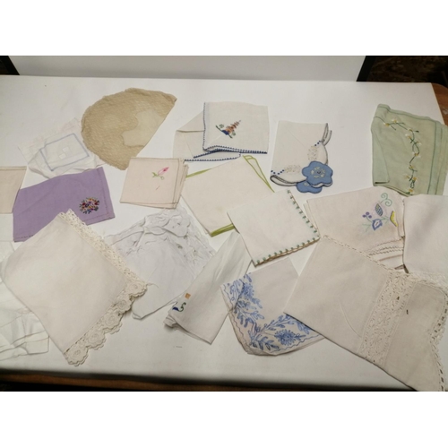 65 - Assorted table fabrics, small pieces of embroidered linen : serviettes. some embroidered and lace in... 