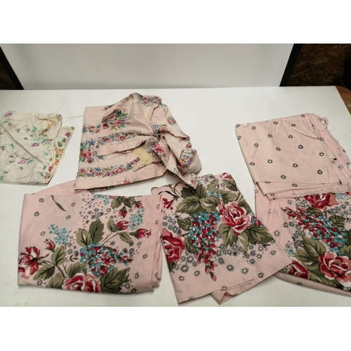 78 - 6 x pieces of fabric, bedcovers etc. : 3 x matching pink floral and three others floral pattern