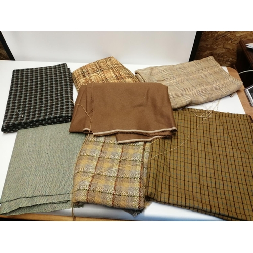 84 - 7 x pieces of woollen fabric : tweed, check etc.