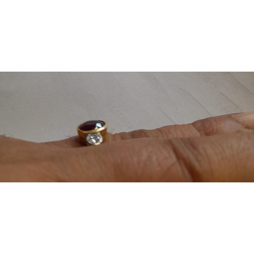 521 - 18 ct gold ring set with two diamonds and  garnet size N, 4.4 g