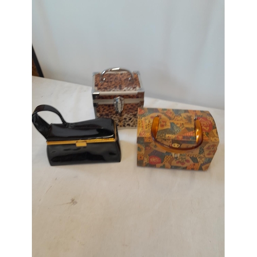 92 - 3 x vintage handbags
