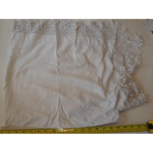 117 - Vintage cotton table cloth with crochet decoration and flowers