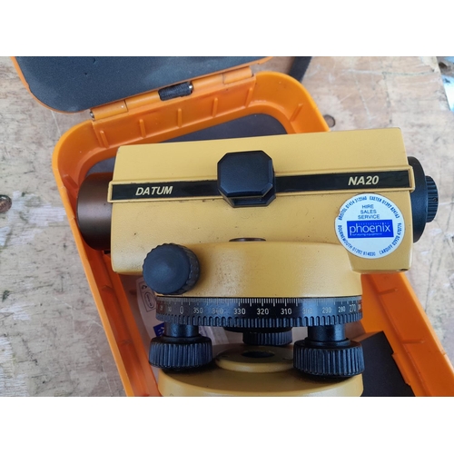 283 - 20th century surveying tool : Datum NA 20 automatic level in carry case