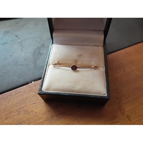 320 - 9 ct gold Chester hallmarked bar brooch set with garnet coloured stone 0.9 g