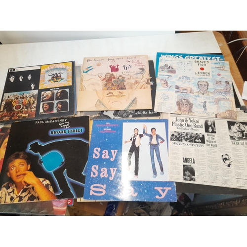 368 - Vinyl record albums : Beatles interest