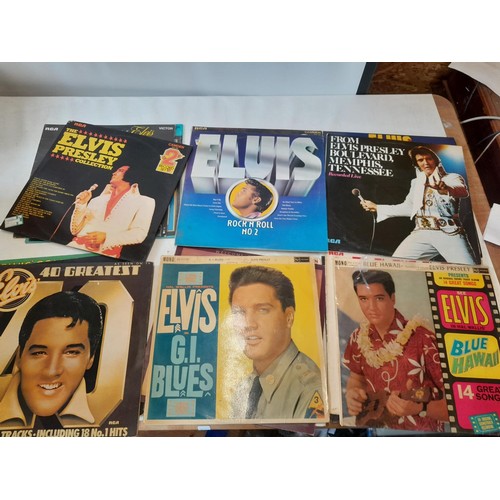 382 - Vinyl record albums : Elvis Presley