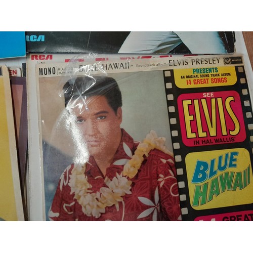 382 - Vinyl record albums : Elvis Presley