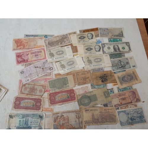 119 - Banknotes from around the world including Bank of Ulster £1 note, German inflation money etc.