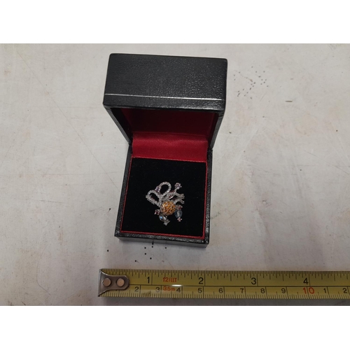 136 - Unusual 18 ct white gold ring modelled as a swan in presentation box size M, 5 g