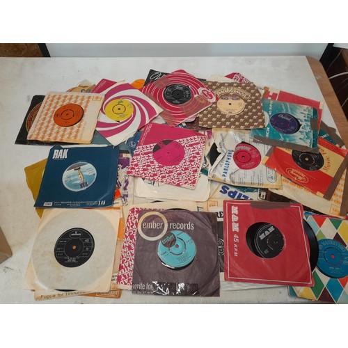 215 - Box of multithematic vinyl singles commercial pop from the 1960s onwards