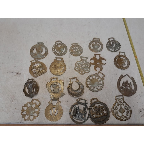 91 - 20 x vintage horse brasses