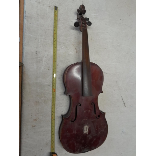 101 - Early 20th century violin, full back, note splitting on front