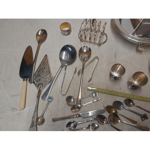 160 - Assorted silver plated ware, toast rack, tea set, serving dish and tray etc.