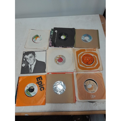 300 - 45 x vinyl single records, many interesting titles, rock and pop from the 1960s - late 1980s, from a... 