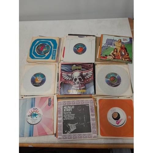 300 - 45 x vinyl single records, many interesting titles, rock and pop from the 1960s - late 1980s, from a... 