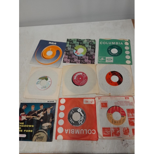 300 - 45 x vinyl single records, many interesting titles, rock and pop from the 1960s - late 1980s, from a... 