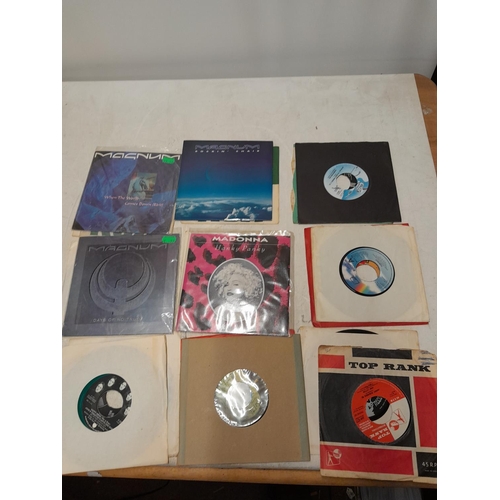 301 - 45 x vinyl single records, many interesting titles, rock and pop from the 1960s - late 1980s, from a... 