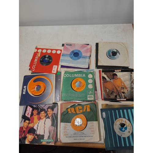 301 - 45 x vinyl single records, many interesting titles, rock and pop from the 1960s - late 1980s, from a... 