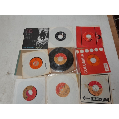 303 - 45 x vinyl single records, many interesting titles, rock and pop from the 1960s - late 1980s, from a... 