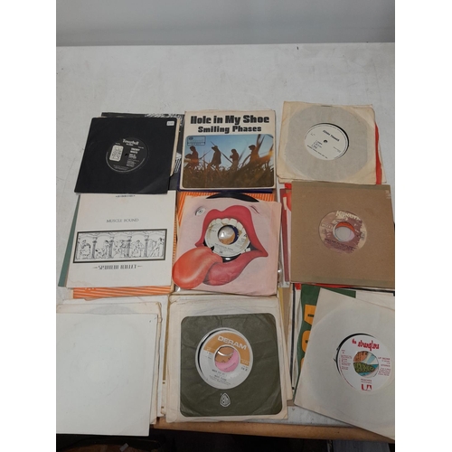 303 - 45 x vinyl single records, many interesting titles, rock and pop from the 1960s - late 1980s, from a... 