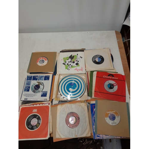 304 - 57  x vinyl single records, many interesting titles, rock and pop from the 1960s - late 1980s, from ... 