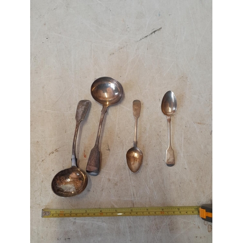 314 - 19th century Exeter silver soup spoons and teaspoons differing makers 152 g