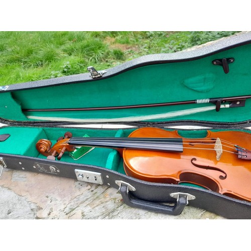 321 - Students Chinese violin and bow in hard case