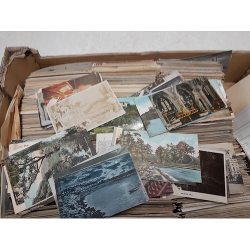 29 - Large collection of early - latter part of 20th century coloured and black and white multithematic p... 