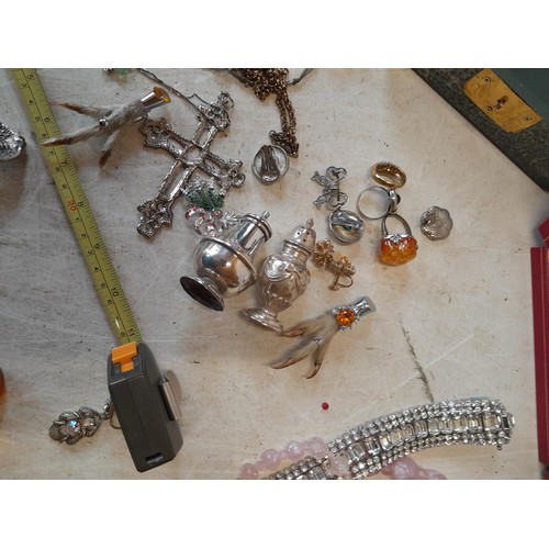 107 - Assorted costume jewellery, 2 x silver pepper pots, faux amber beads and other jewellery, small amou... 