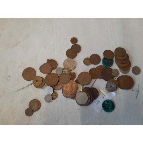 111 - 1.2 kg of post 1947 base metal Sixpences, Victorian and later copper Pennies and Half Pennies and fo... 