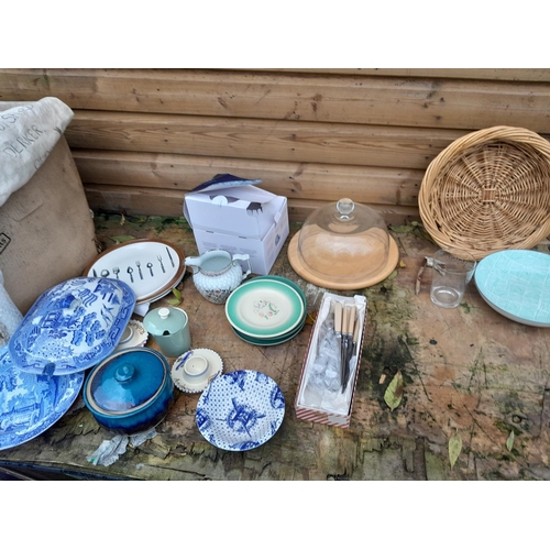 121 - Assorted blue and white china and other decorative ware