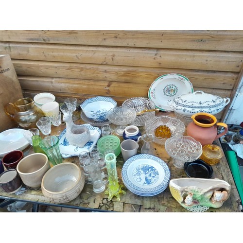 205 - Assorted decorative china and glassware : vaseline glass vase, blue and white ware etc.