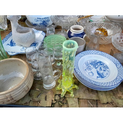 205 - Assorted decorative china and glassware : vaseline glass vase, blue and white ware etc.