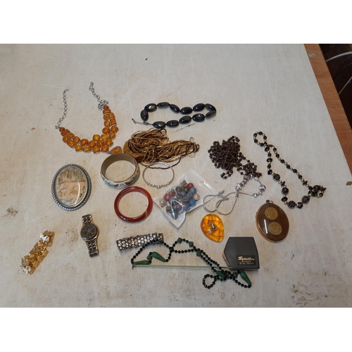 556 - Costume jewellery : necklaces , Cinderella coins etc.