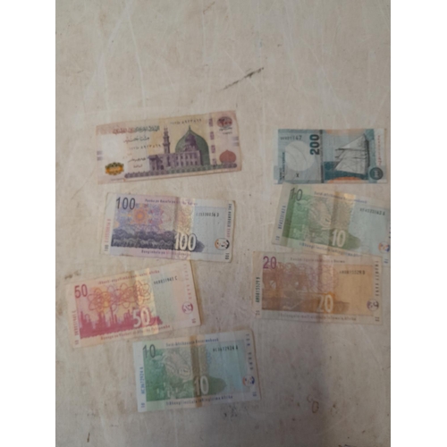 173 - Current foreign banknotes from circ. : Egyptian Dollars & South African Rand