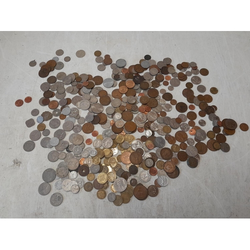 181 - Coins : in excess of 2.5 kg of mixed UK & Foreign coinage, higher denominations and values noticed