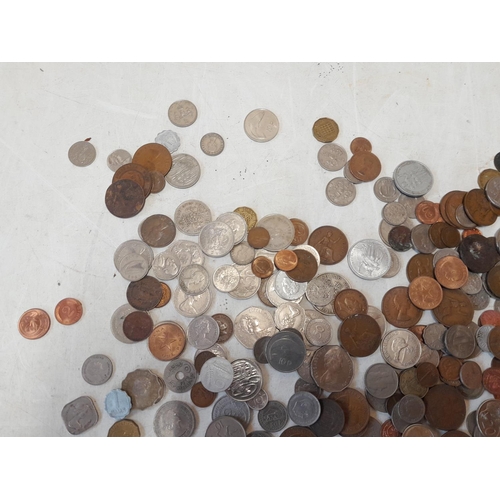 181 - Coins : in excess of 2.5 kg of mixed UK & Foreign coinage, higher denominations and values noticed