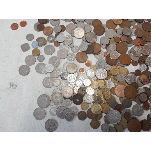 181 - Coins : in excess of 2.5 kg of mixed UK & Foreign coinage, higher denominations and values noticed