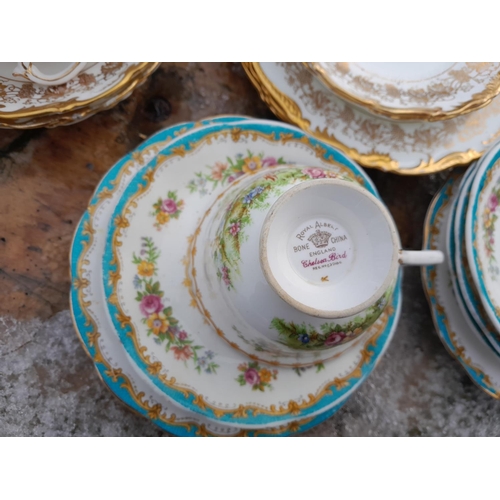 185 - Extensive amount of dinner and tea ware : Royal Albert Chelsea Bird, Royal Worcester, Coalport gilde... 